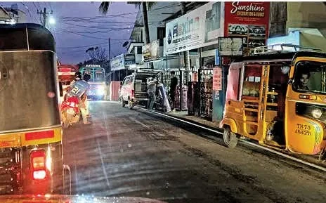 ആശുപത്രിക്കവല-ചെറുവാരക്കോണം റോഡിൽ അനധികൃത പാർക്കിങ്